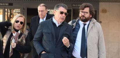 Salida de Ignacio González de los juzgados de Plaza Castilla tras un careo con Mauricio Casals, presidente de La Razón.