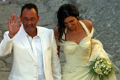 Jean Reno y Zofia Borucka, tras la ceremonia, en Les-Baux-de-Provence.