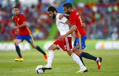 El centrocampista de la selección española Cesc Fábregas disputa un balón con el defensa de Georgia Tornike Okriashvili, durante el partido amistoso que ambas selecciones juega hoy en el Coliseum Alfonso Pérez de Getafe.