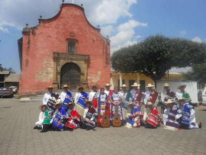 En la imagen, un grupo de músicos posa al exterior de la iglesia en el año 2013.