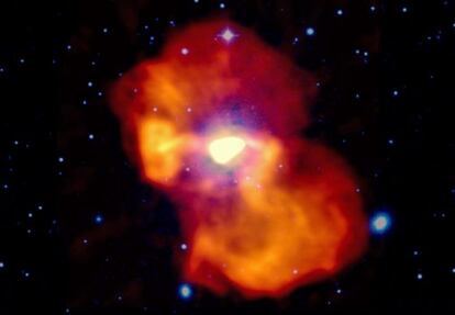 Radioimagen de la burbuja generada por el agujero negro del centro de la galaxia M87.
