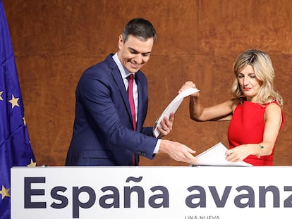 Yolanda Díaz y Pedro Sánchez, durante la firma del acuerdo este martes en el Reina Sofía en Madrid.