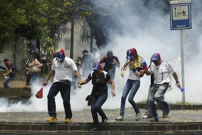 Un grupo de manifestantes huye de una protesta el pasado 22 de marzo.