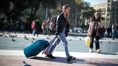 Una turista camina por el centro de Barcelona.