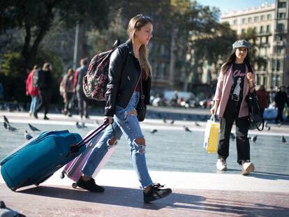 Una turista camina por el centro de Barcelona.