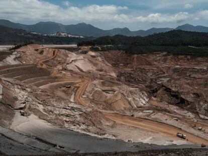 Foto de outubro de 2016 mostra a reconstru&ccedil;&atilde;o da barragem.