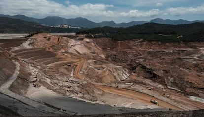 Foto de outubro de 2016 mostra a reconstru&ccedil;&atilde;o da barragem.