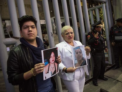 El hijo y la madre de Verónica Razo, Byron Ariano y Austreberta Casalez, durante una manifestación frente a la SEIDO en noviembre de 2017.
