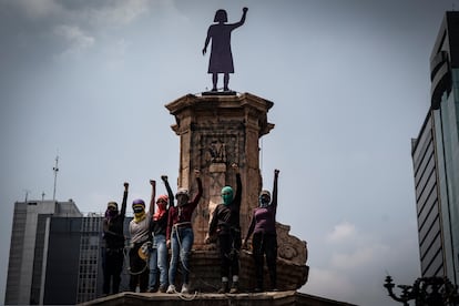 Miembros de colectivos feministas y madres de mujeres desaparecidas, intervinieron el pedestal donde se encontraba la estatua a Cristóbal Colón y colocaron un monumento en honor a las víctimas de feminicidio.