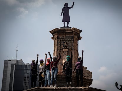 Miembros de colectivos feministas y madres de mujeres desaparecidas, intervinieron el pedestal donde se encontraba la estatua a Cristóbal Colón y colocaron un monumento en honor a las víctimas de feminicidio.