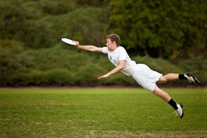 <p>Hay deportes que exigen movimientos certeros, puntería y velocidad. Por ejemplo, el '<a href="http://fedv.es/es_es/que-es-el-ultimate" rel="nofollow" target="_blank">Ultimate Frisbee</a>', un híbrido entre fútbol, baloncesto y rugby, donde el balón se sustituye por un disco volador. El juego consiste en hacer llegar el disco al extremo contrario del campo, pasándoselo a los compañeros. Pruebe a hacerlo. Verá cómo <strong>atinar en la recepción es más difícil de lo que parece</strong>.</p> <p>Le tocará correr, estirar el brazo como si no hubiera un mañana,<strong> saltar, doblar las rodillas y agilizar los dedos para atrapar el disco con fiereza</strong>. La buena noticia es que, si se le cae muy a menudo el disco, todas las veces que tenga que agacharse a recogerlo del suelo cuentan como sentadillas. ¿Más ventajas? No hay árbitro, ni de carne y hueso ni en formato VAR. Los jugadores se auto regulan, se obligan a no hacer trampas y a evitar conductas antideportivas.</p> <p>¿Busca el más difícil todavía? Pruebe con el '<a href="https://boomerangdeportivo.org/" rel="nofollow" target="_blank">boomerang</a>'. Hay modalidades de resistencia (máximo de recepciones en 5 minutos), fuerza (MTA 100 o ver quién mantiene más tiempo el <em>boomerang</em> en el aire en un campo de 100 metros) y distancia (quién lo lanza más lejos). En otras palabras, si se da vidilla, <strong>cuenta como una sesión de 'crossfit</strong>'. Tal vez no atine a coger el cachivache, pero los saltos, carreras, giros de <em>core</em> (esos abdominales oblicuos saldrán reforzados) y levantamiento de brazos también cuentan.</p>