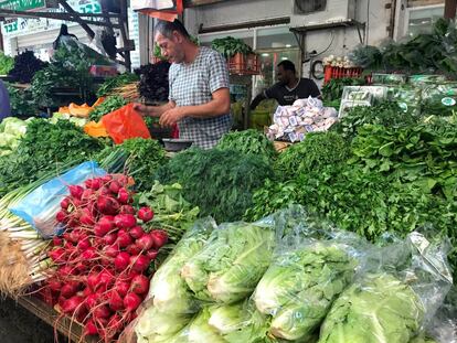 PUESTO EN EL MERCADO CALLEJERO DEL TEL AVIV / CAPEL