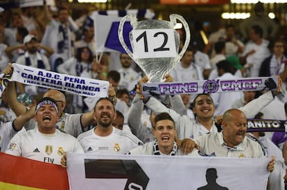 Torcedores do Real Madrid nas grades do estádio de Cardiff.