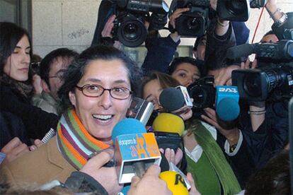 Ramona Maneiro, a su salida ayer del juzgado de Ribeira, entre una nube de periodistas.