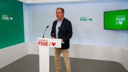 El secretario general del PSOE-A, Juan Espadas, durante la rueda de prensa en la sede regional de la formación en Sevilla.