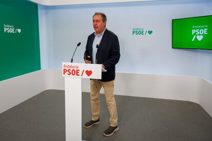 El secretario general del PSOE-A, Juan Espadas, durante la rueda de prensa en la sede regional de la formación en Sevilla.