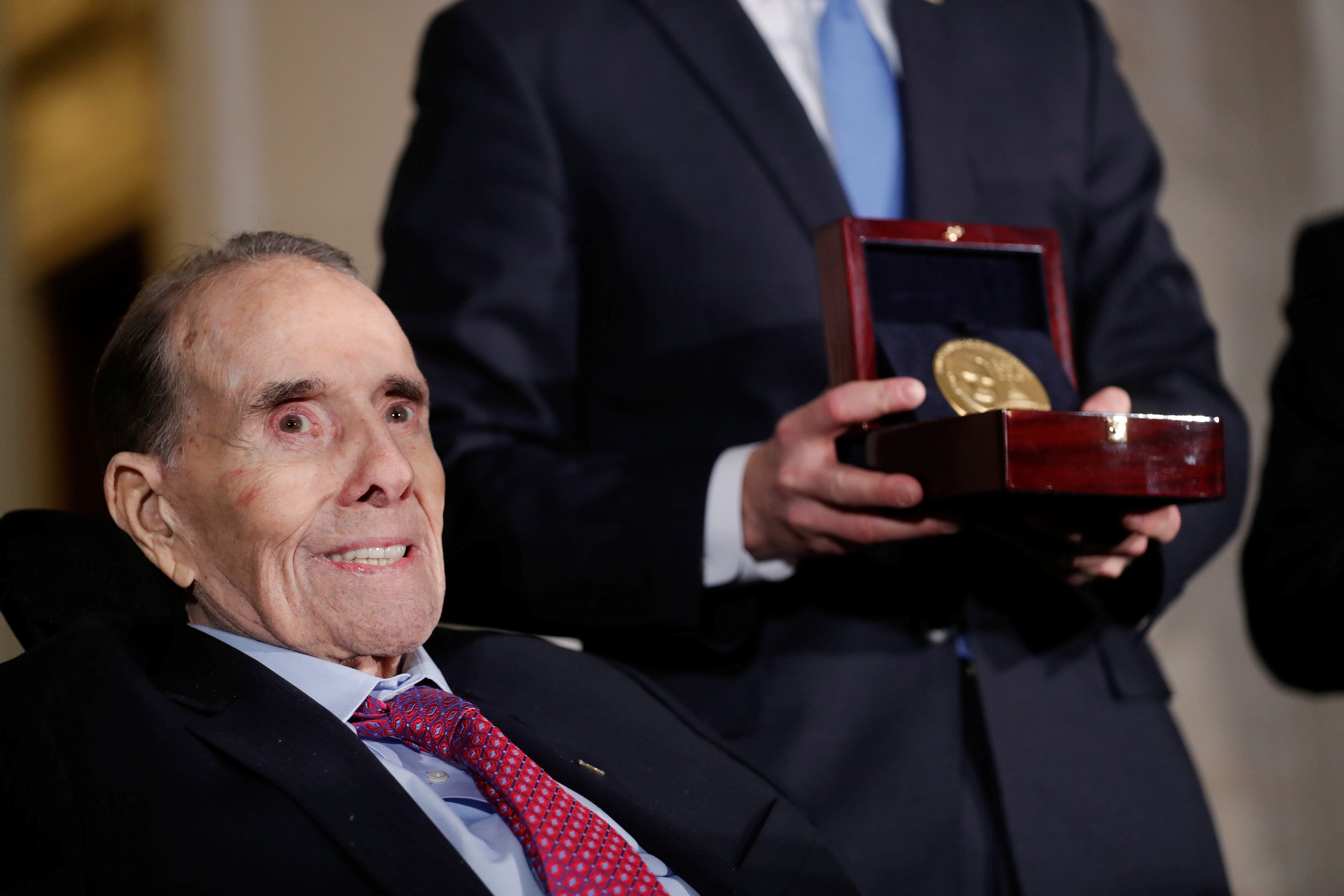 Bob Dole recibe la Medalla del Congreso, en 2018.