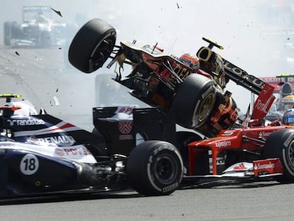 El coche de Romain Grosjean vuela por encima del de Fernando Alonso tras provocar que le embistiera el de Lewis Hamilton.