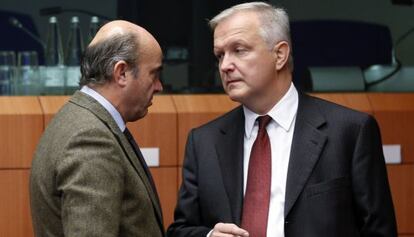Luis de Guindos, ministro de Econom&iacute;a, con Olli Rehn, comisario europeo en Bruselas.