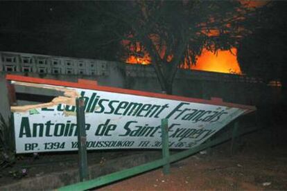 Una escuela francesa, en llamas tras el ataque de partidarios del presidente en Yamoussoukro.