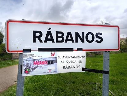 Imagen cedida por los vecinos de Rábanos del cartel de entrada al pueblo.