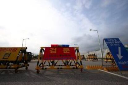 Una señal de acceso en los puestos de control fronterizos en la Línea de Demarcación Militar (MDL), cerca de la zona desmilitarizada (DMZ) en la provincia de Gyeonggi, Corea del Sur. EFE/Archivo