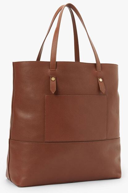 Bolso ‘shopper’ de piel, disponible en marrón o negro (122 euros).