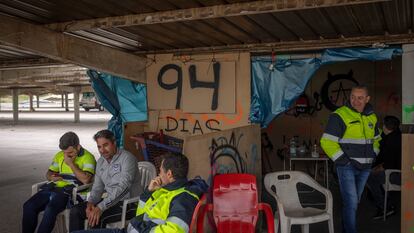 Trabajadores de Acerinox en el campamento montado a las puertas de la empresa, el 8 de mayo.