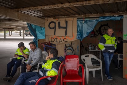 Trabajadores de Acerinox en el campamento montado a las puertas de la empresa, el 8 de mayo.