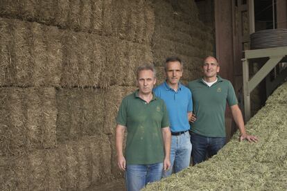 José Antonio, Pascual y Luis en su negocio. Planta deshidratadora de alfalfa en La Puebla de Alfindén.