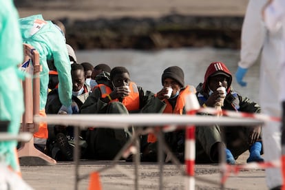 Llegada de un grupo de 59 migrantes al puerto de los Cristianos, en Tenerife, en el primer desembarco de 2021.