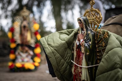 Entre las diversas peregrinaciones que salen de todos los estados, los peregrinos del Barrio de Santo Domingo, ubicado en el corazón de Puebla, recorren anualmente más de 130  kilómetros para llegar a la Basílica de Guadalupe. Los vecinos de este barrio han consolidado una familia alrededor de esta manda de fe que trasciende generaciones, pues José Roberto León 'El Meco', el más grande del barrio que ha caminado por El Paso de Cortés  por más de 40 años, acompaña a los más jóvenes que no llevan más de un año. Uno de los parajes más conocidos de las peregrinaciones es el Paso de Cortés, la brecha que existe entre los volcanes Popocatépetl e Iztaccíhuatl, más de 30 kilómetros de cerro, para cruzar de Puebla al Estado de México.