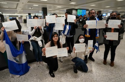 Un grupo de personas con los nombres de los presos políticos de Nicaragua en el aeropuerto de Dulles.

