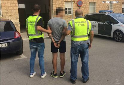 El detenido es conducido esposado al cuartel de la Guardia Civil de Novelda (Alicante).