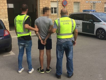 El detenido es conducido esposado al cuartel de la Guardia Civil de Novelda (Alicante).