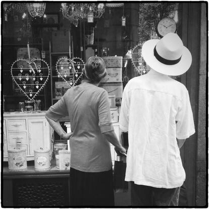 10-09-2014. Un hombre y una mujer miran el escaparate de una tienda en la calle del Arenal.