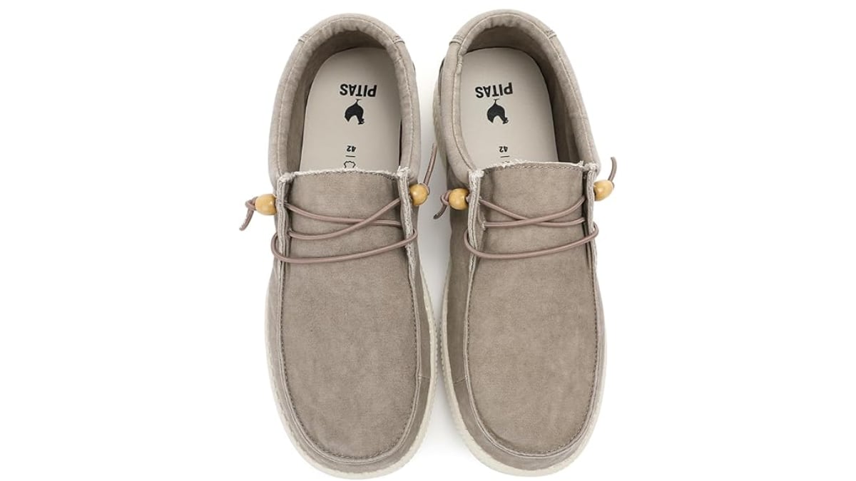 Estos mocasines de hombre son sin cordones.