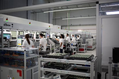 Trabajadores en la nueva fábrica de Wallbox en Barcelona.
