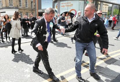 El líder del Partido del Brexit, Nigel Farage, reacciona tras ser rociado con batido a su llegada a un evento en Newcastle, Reino Unido.