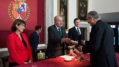 Don Juan Carlos entrega al historiador Miguel Ángel Ladero el Premio Órdenes Españolas 2019 el pasado 17 de mayo.