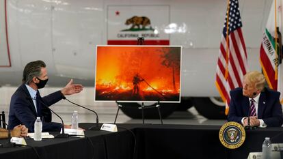 Donald Trump, en septiembre de 2020, en su primer mandato, escucha las explicaciones del gobernador de California, Gavin Newsom, sobre unos incendios.