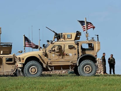 Blindados estadounidenses en Manbij (Siria), a finales de marzo