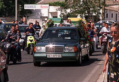 El cortejo fúnebre, flanqueado por ciclomotores, conduce el féretro del atracador al cementerio.