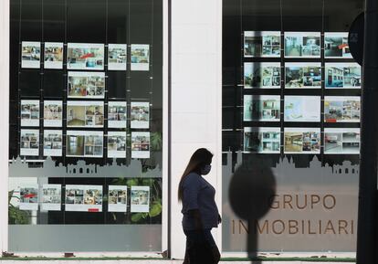 Una mujer pasa frente a una inmobiliaria en el centro de Madrid.