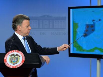 Santos muestra un mapa marítimo este lunes en Bogotá.