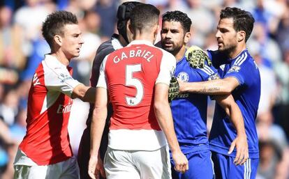 Costa se encara con Gabriel en el Chelsea-Arsenal.