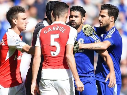 Costa se encara con Gabriel en el Chelsea-Arsenal.