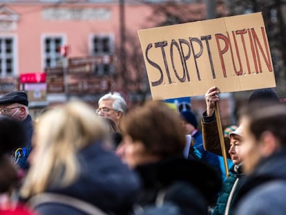 Manifestación contra la guerra en Ucrania en la puerta de Brandenburgo, Berlín.