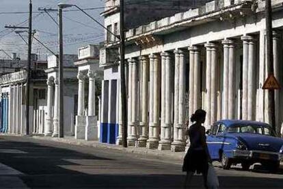 La Calzada del Cerro fue en origen un camino rural que unía La Habana con Pinar del Río. Hoy, pese al deterioro, la zona conserva la elegancia original de sus soportales.