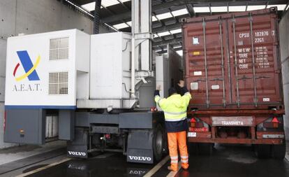 Un cambión de transporte pasa por el scaner del puerto de Bilbao.